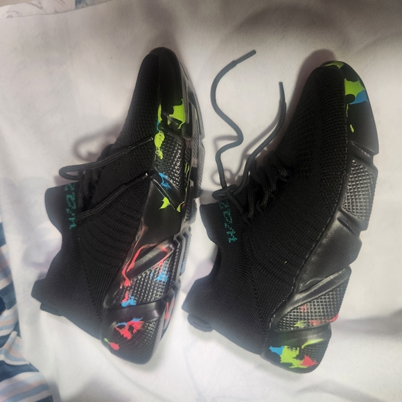 Stylish Black Women's Sneakers - Picture 2 of 4